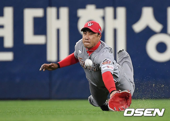 김강민 야구 선수 경력과 중견수 수비 관련 사진