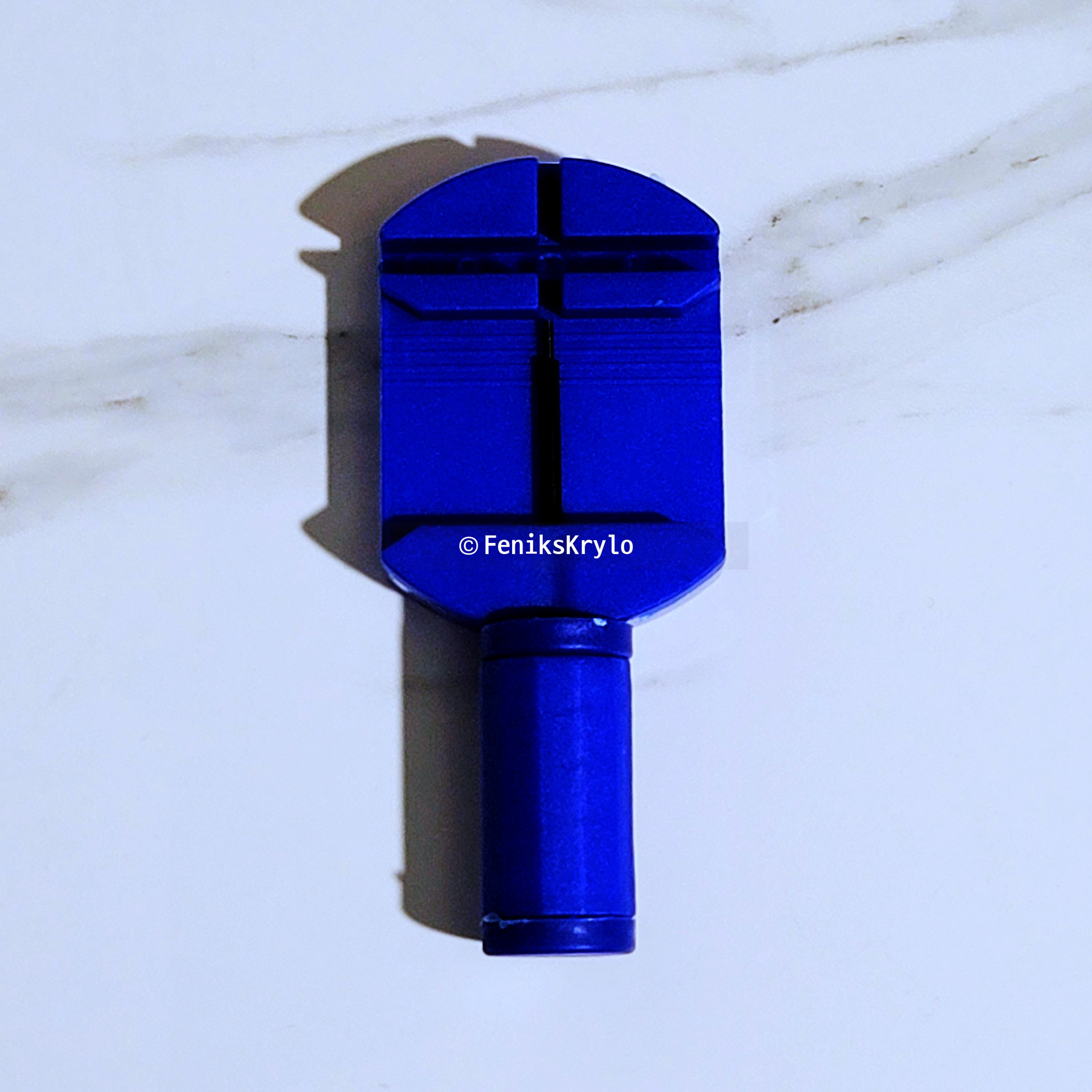 체인-교체-도구가-테이블-위에-놓여있다.