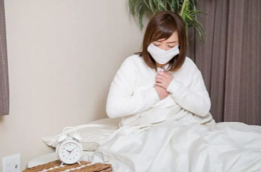 숨쉬기가 힘든 여성