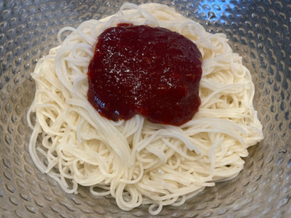 비빔국수 황금레시피 - 소면에 미리 만들어둔 양념장 붓고, 위생 장갑 끼고 비벼주기