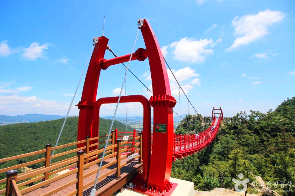 빨간 구름다리가 두 봉우리에 연결되어 있다.