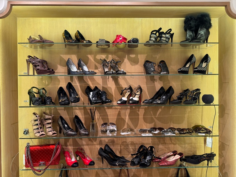 luxury vintage shop 빈티지 명품 슈즈 가방 디스플레이 파리