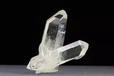 크리스탈이 어떤 자연석인지 자세히 설명하겠다.