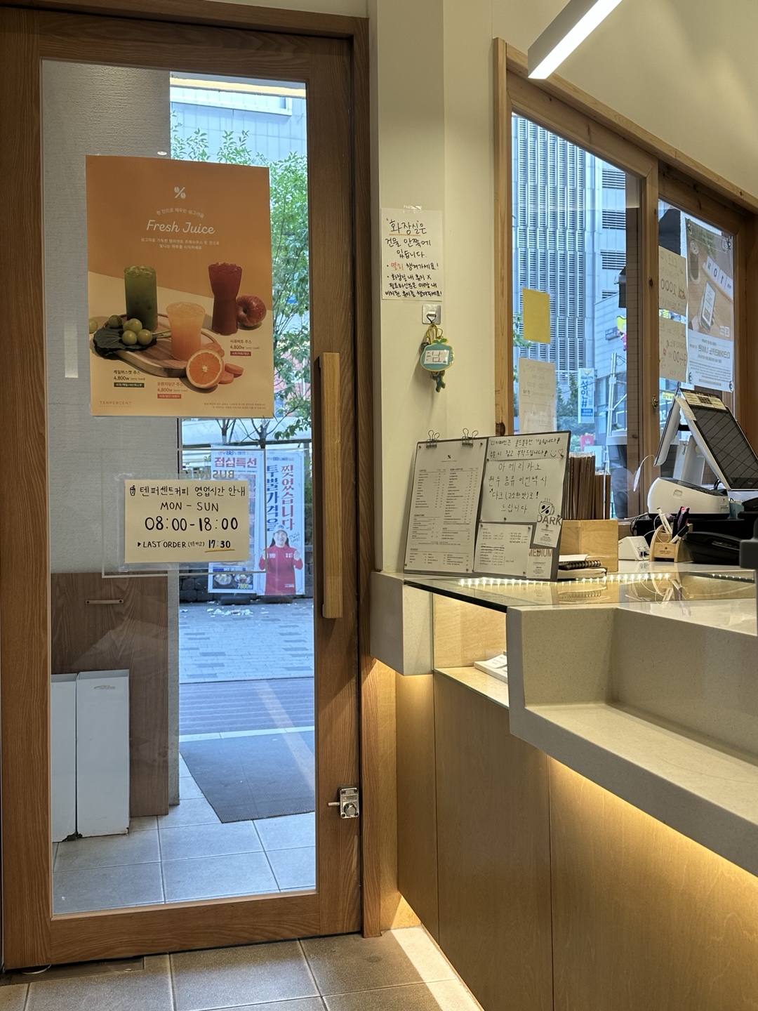 텐퍼센트 의정부점 가게 내부에서 입구를 찍은 이미지