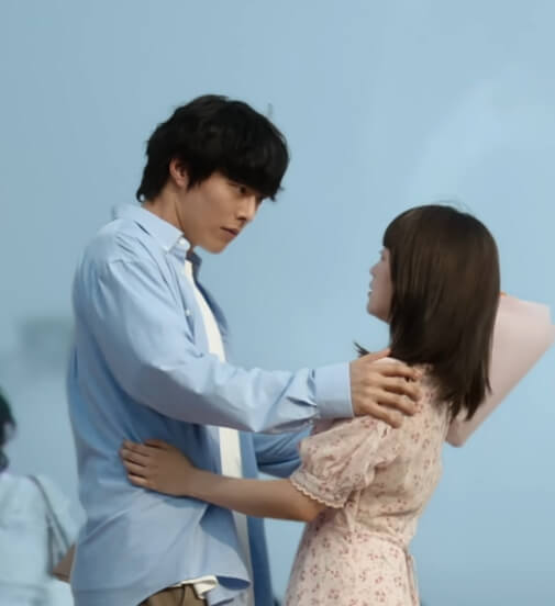 다해의 어깨를 잡은 귀주