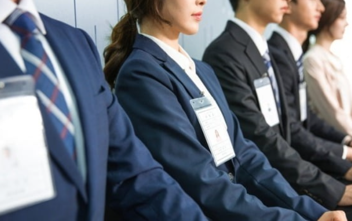 면접을 보는 청년들