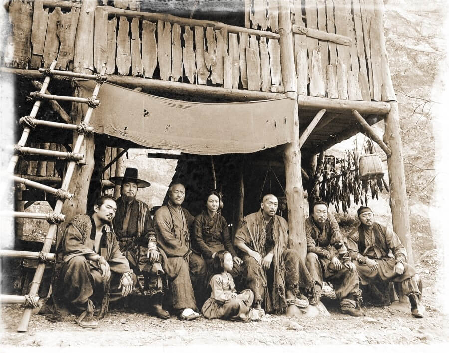 군도 무리들이 어딘가에 앉아 단체 사진을 찍은 듯한 모습