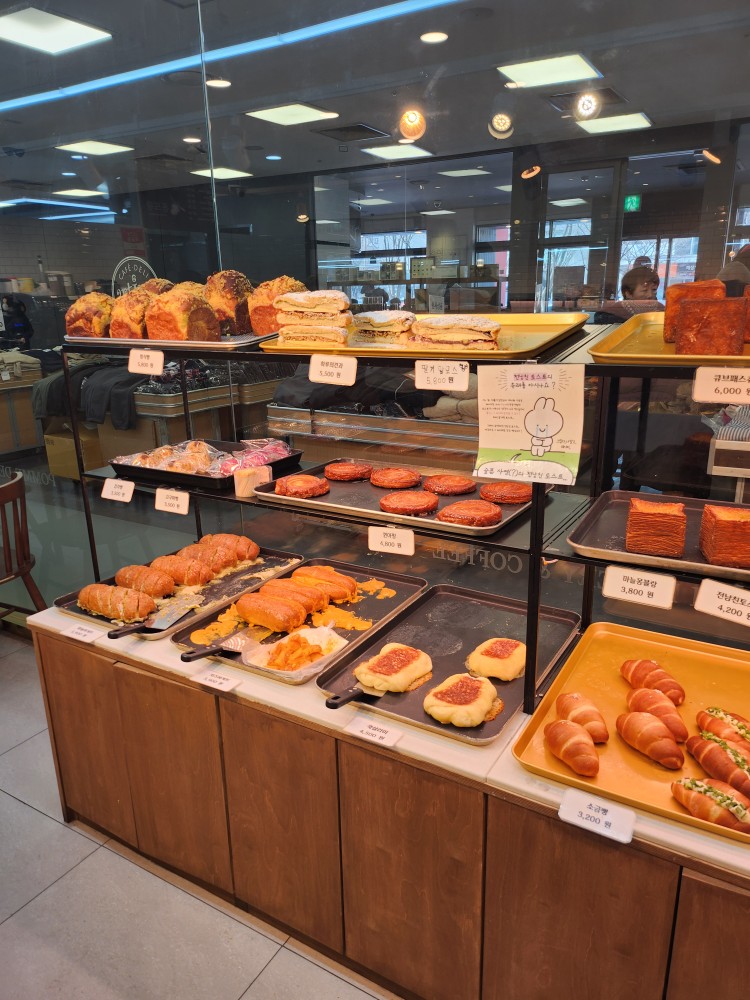 매장 안 빵 진열대