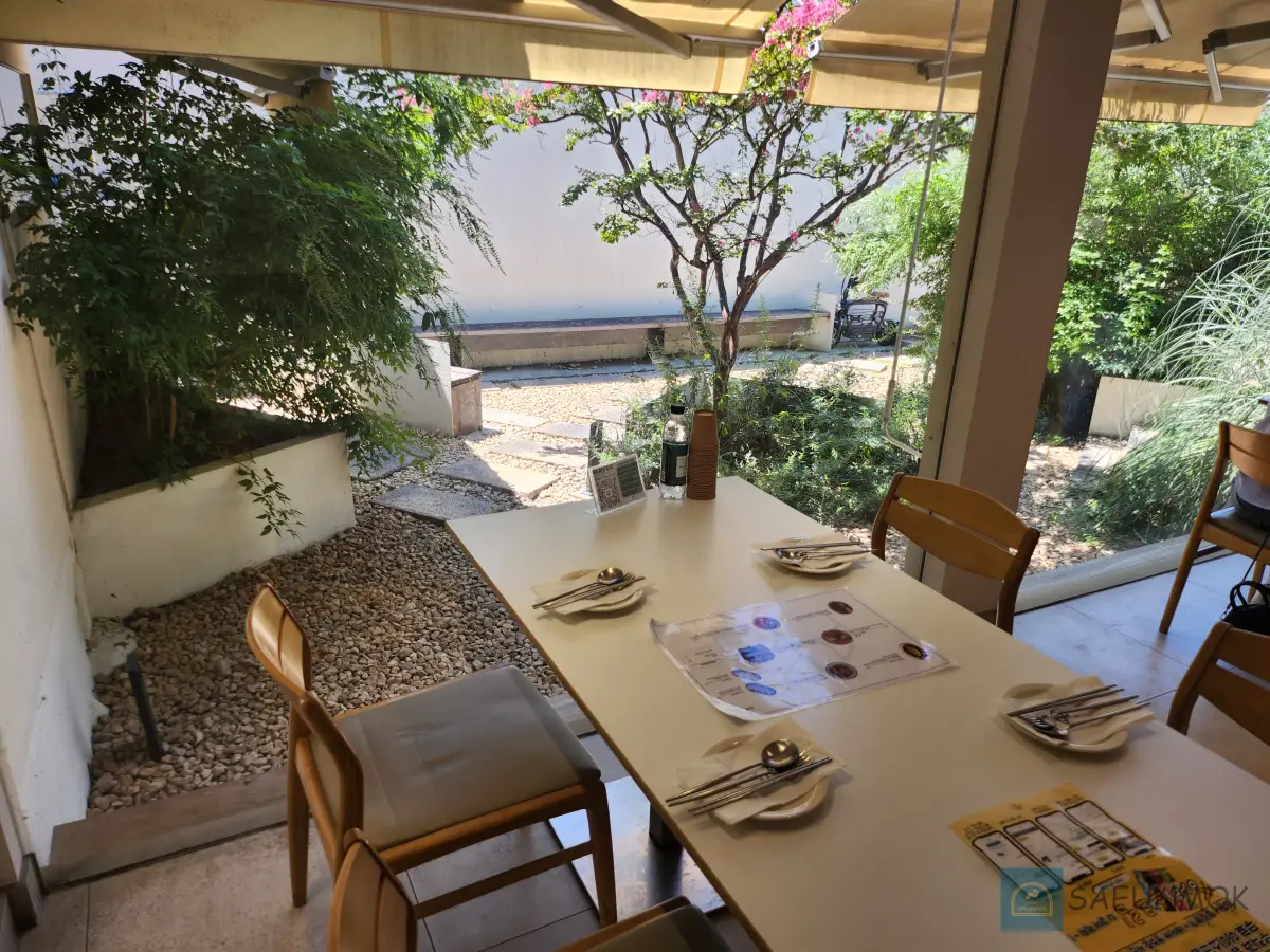 경주-황리단길-우직-창가-자리