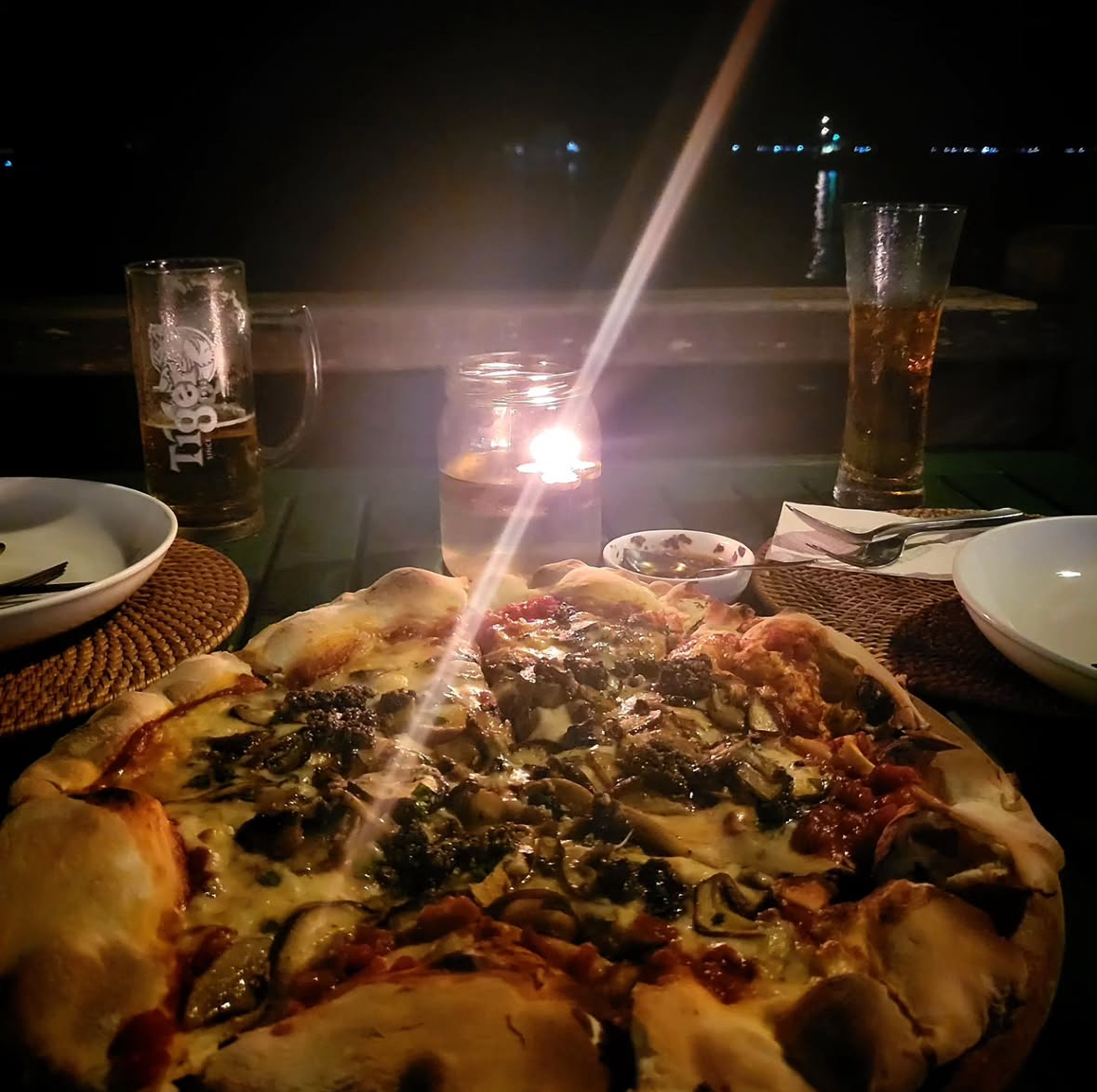 코타키나발루 워터프론트 야경에서 즐기는 피자와 맥주