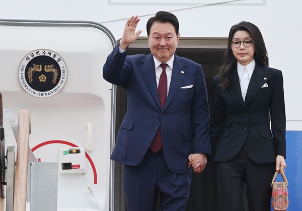 국가비상금으로 500억 넘게 해외여행 다닌 부부