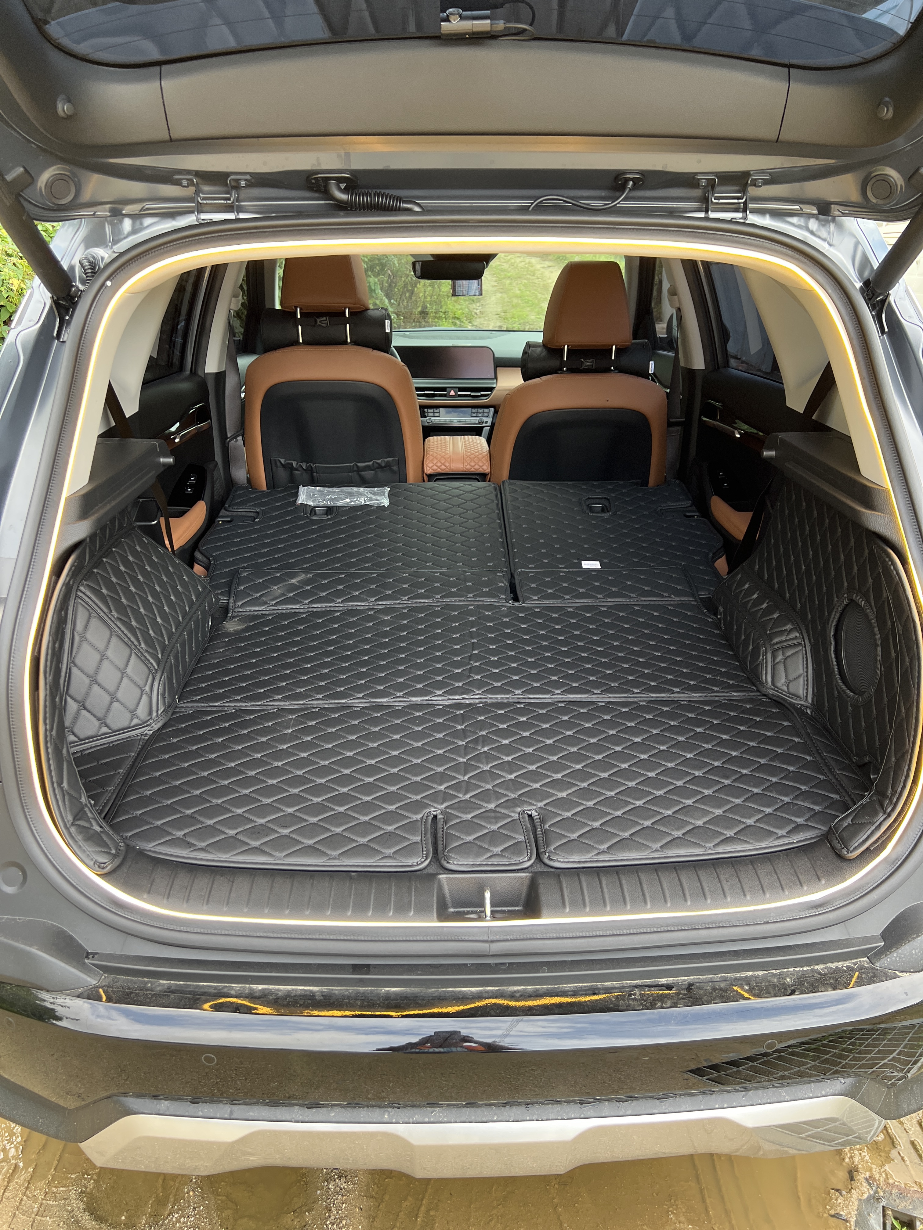 낮에 찍어서 잘 안보이지만, 트렁크 둘레에 식빵 모양으로 LED 불빛이 나오고 있다.