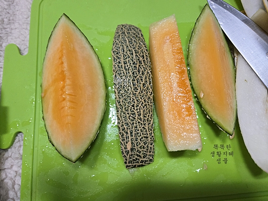 반으로 자른 록멜론을 4등분하기