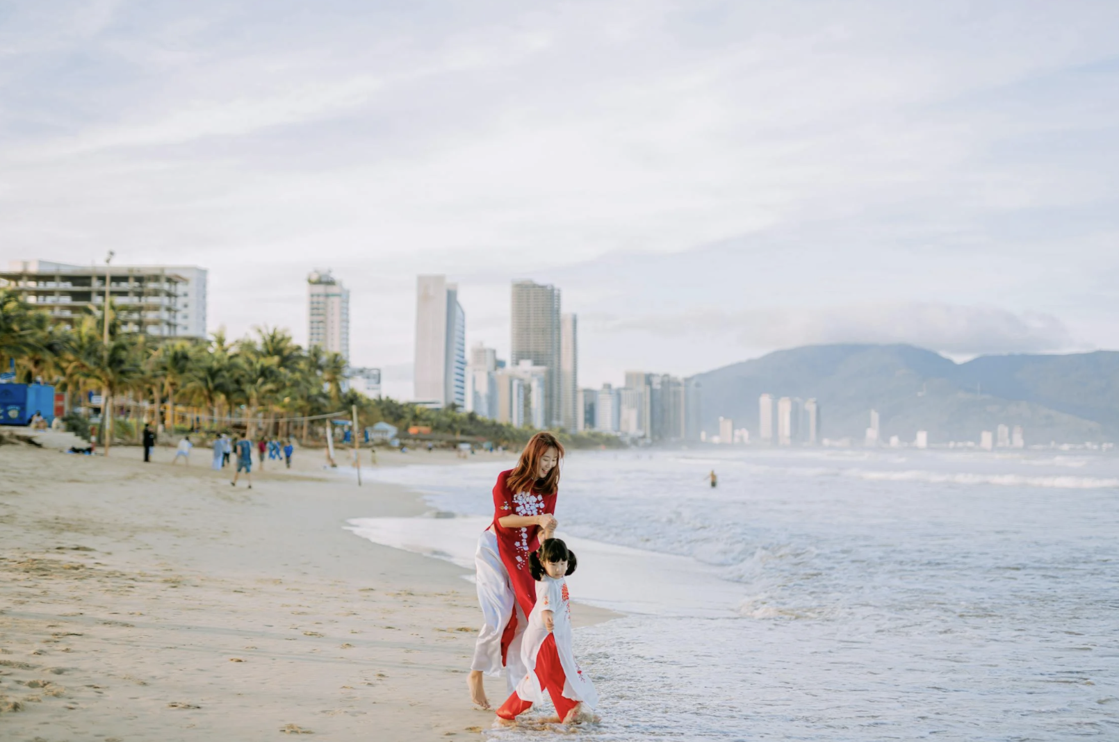 미케비치에서 노는 엄마와딸