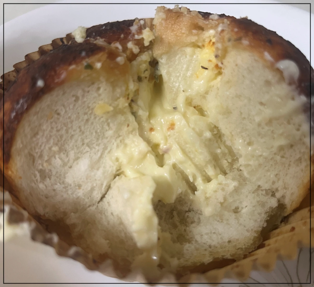 이마트-피코크-육쪽마늘빵-단면-크림듬뿍