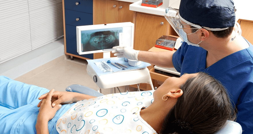 치과에서 진료를 받고 있는 여성