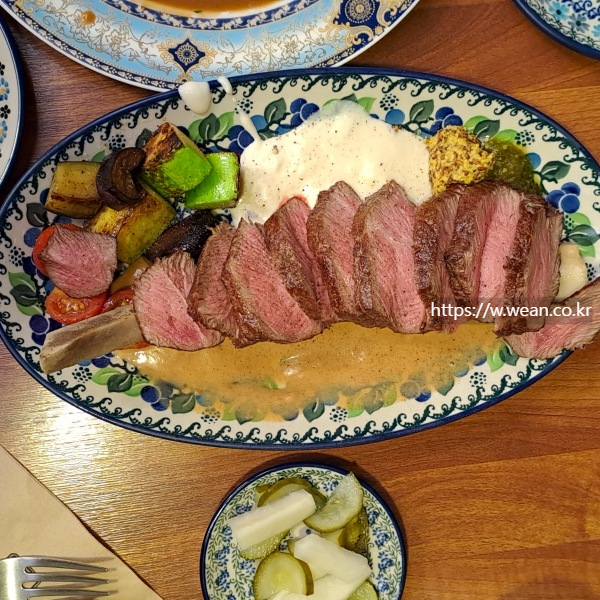 스테이크가 접시에 담겨 있습니다.