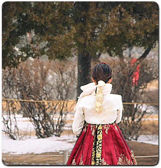 한복입은 여인의 뒷모습