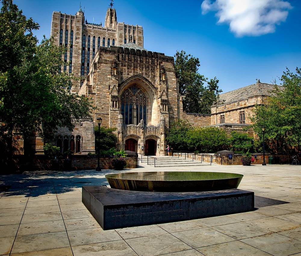 예일대학의 모습으로 건물 양쪽에 큰 나무들이 건물을 가리고 있다