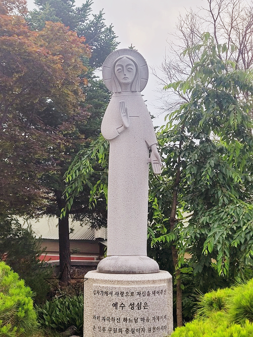 춘천 주교좌 죽림동성당에 있는 예수성심상입니다.