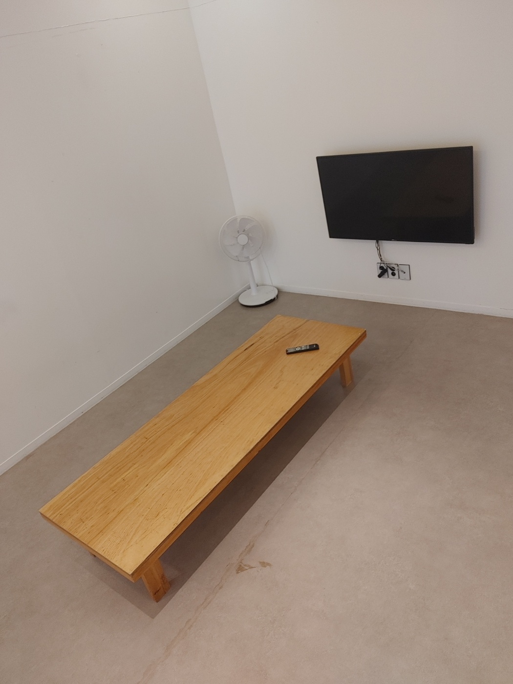 고앤고 펜션 G05 객실 거실 탁자와 티비