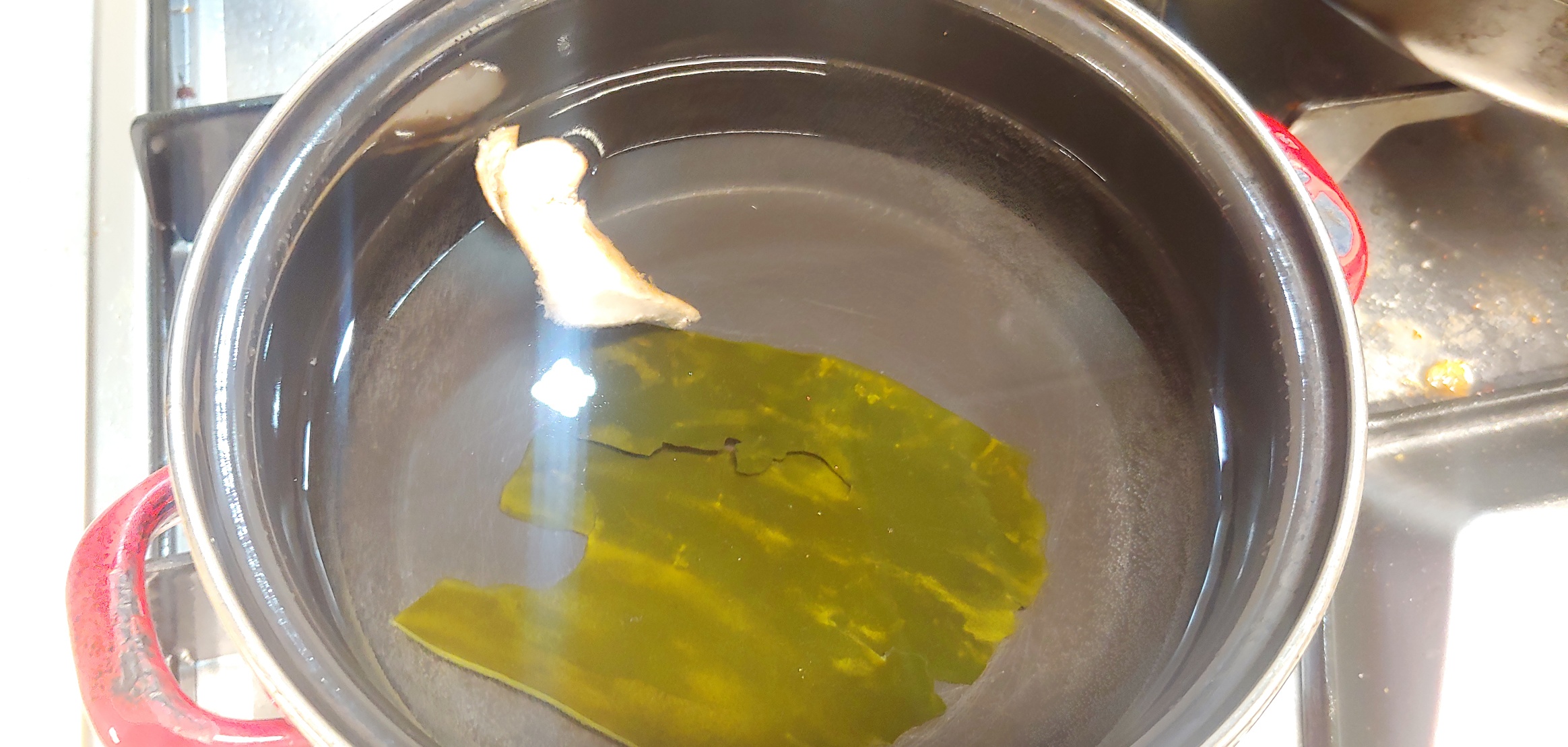 다시마랑 표고버섯 기둥을 넣고 팔팔 끓여주세요.