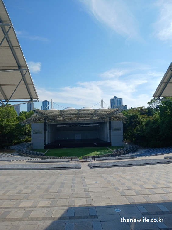 Outdoor stage for free performances in Children's Grand Park/서울 어린이대공원 내 무료 공연이 열리는 야외무대