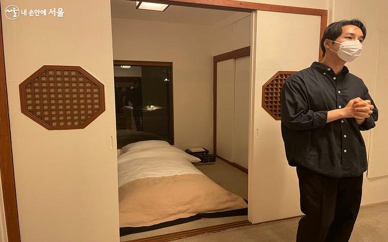 이번 행사의 메인 키워드 중 하나인 '잘 자는 것'에 대해 설명하는 양태오 총괄 디렉터