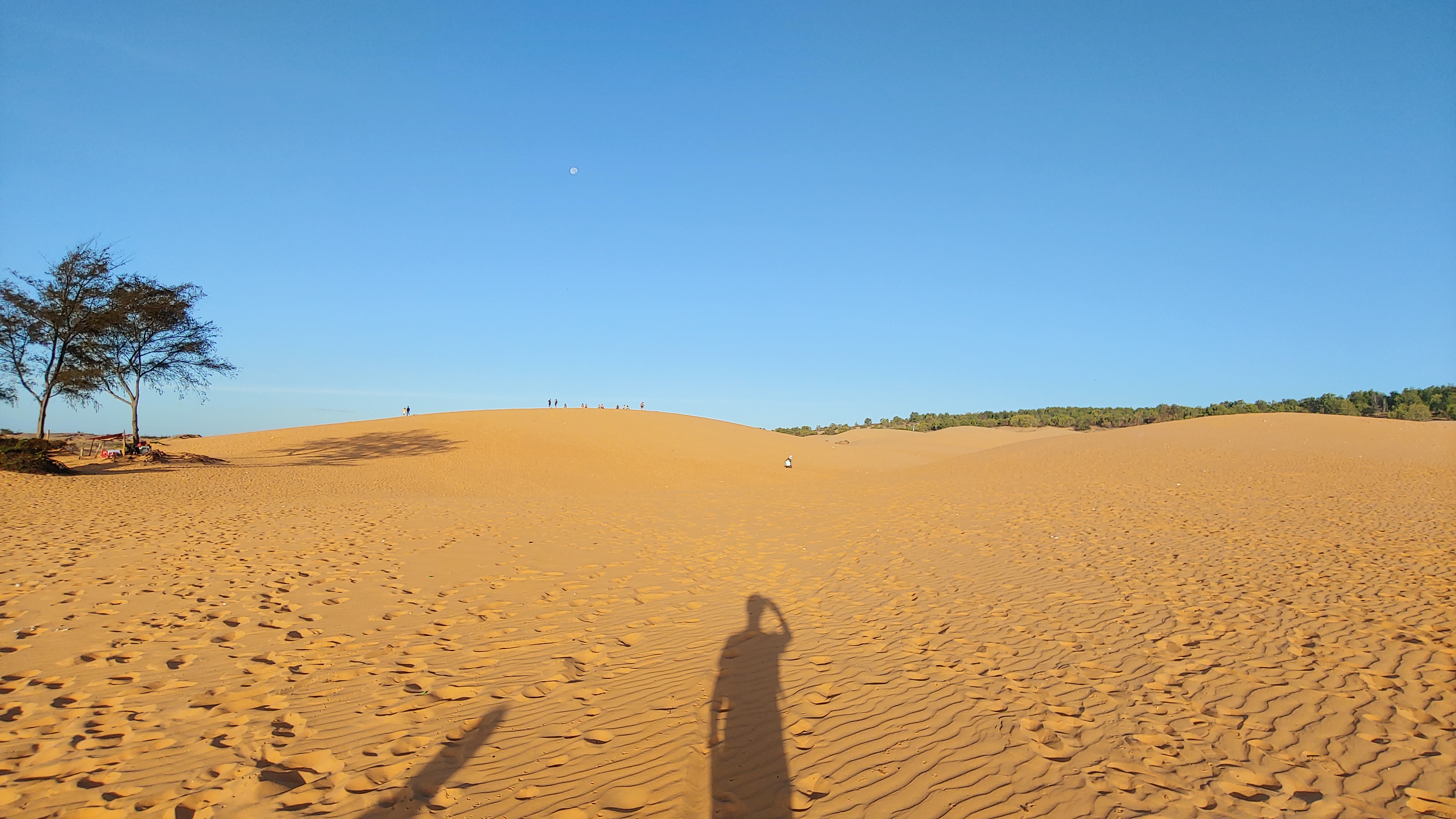 사막 같은 느낌의 레드 샌듄에 비추인 그림자