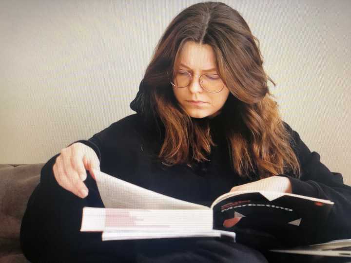 책을-넘기며-공부하는-여자