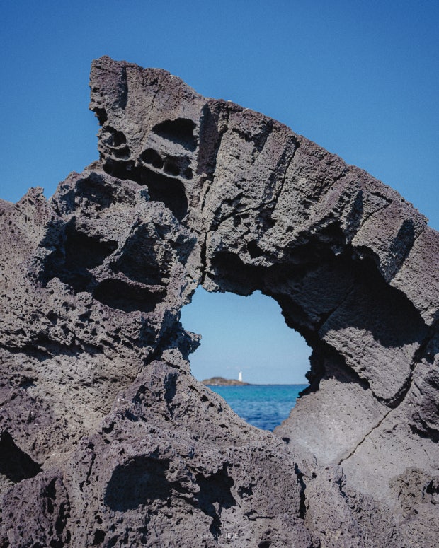 월정리 해변의 검은 바위