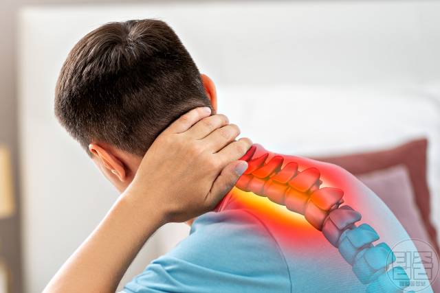 류마티스 관절염 초기 증상 자가진단 목 안돌아감 숙이기