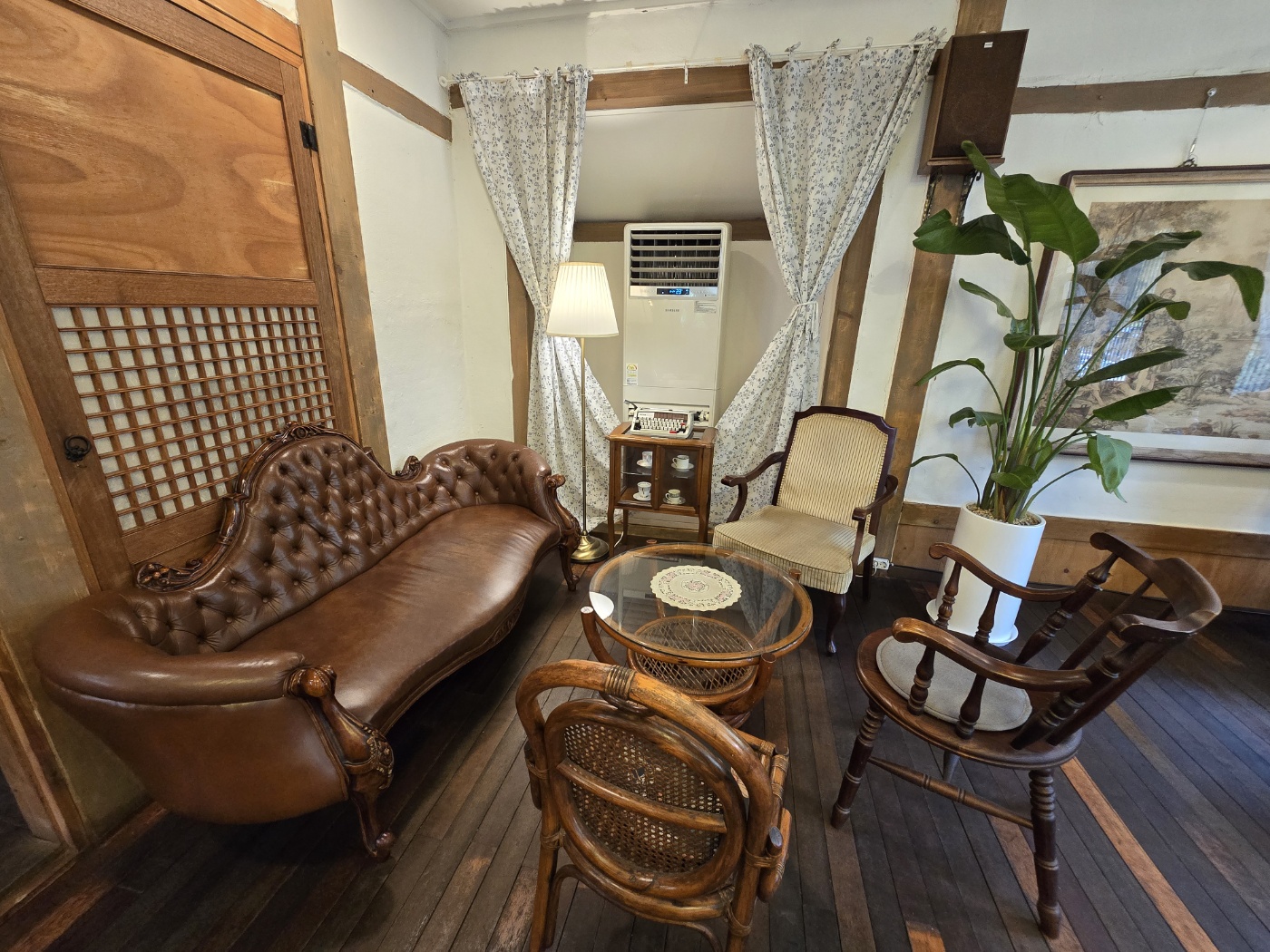 세월이 느껴지는 테이블과 의자들