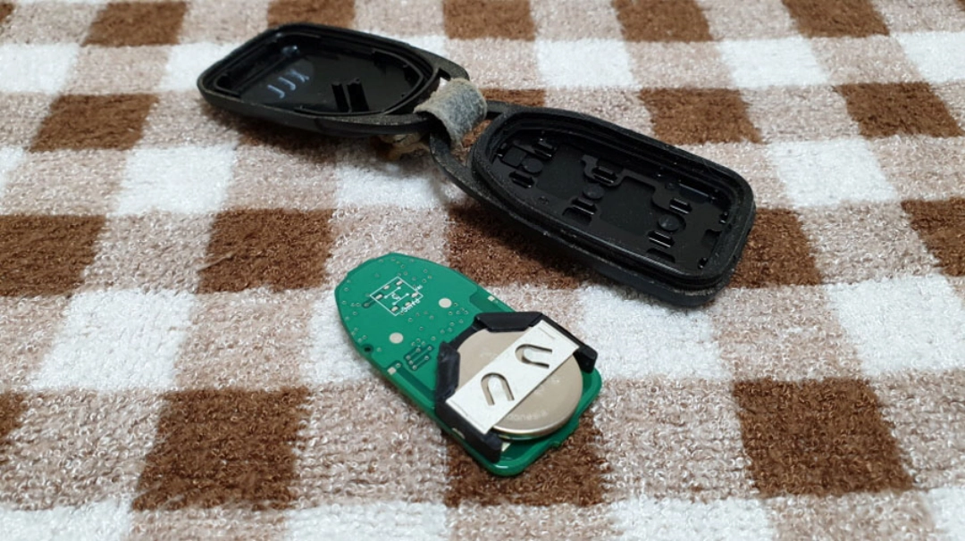 아반떼 리모컨 건전지 빼는 법