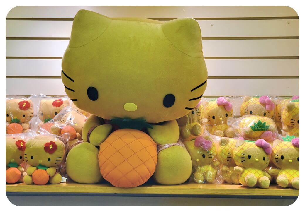 DOLE-파인애플-농장-기념품-매장-키티-인형-찍은-사진