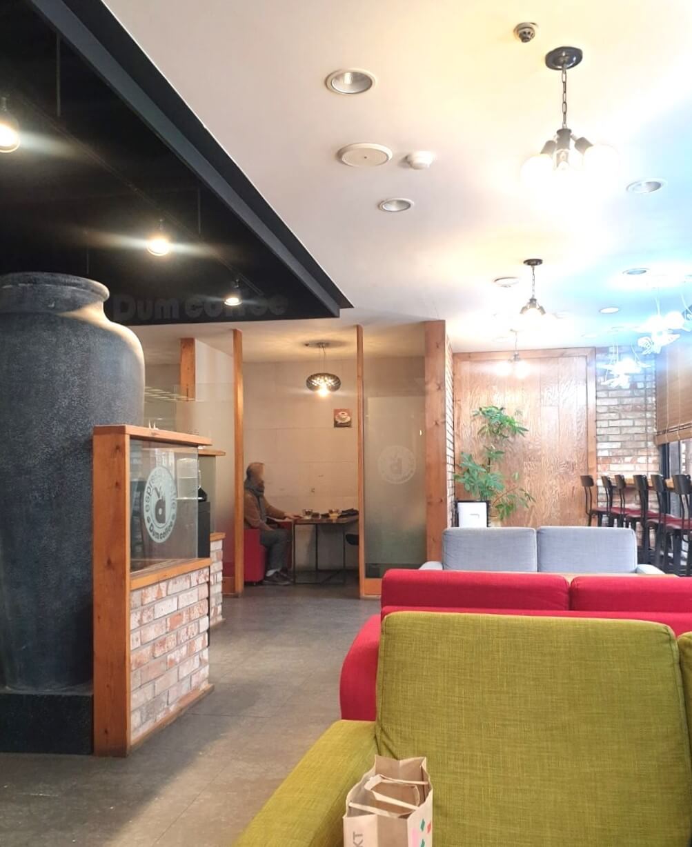 넓은 매장 덤커피