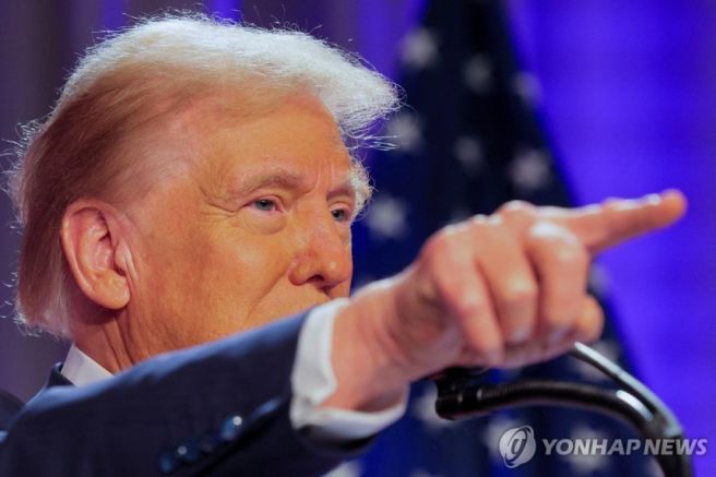 트럼프 미국 대통령이 연설을 하며 손가락으로 먼 곳으로 가리키고 있다.
