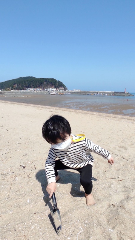 신나게 모래노리 하기 바쁜 쿠웅이