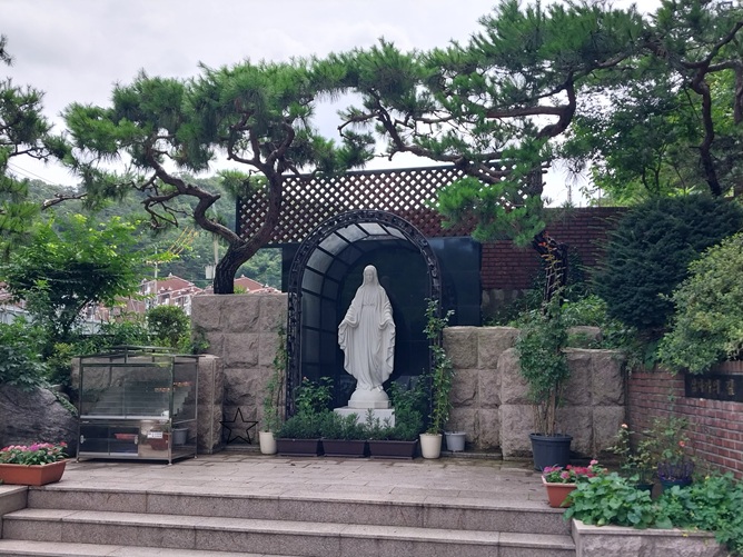 세검정성당 성모동산 성모상 사진입니다.