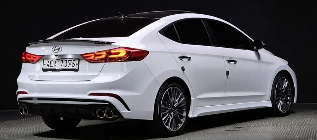 아반떼 AD 중고차 후측면 화이트 색상