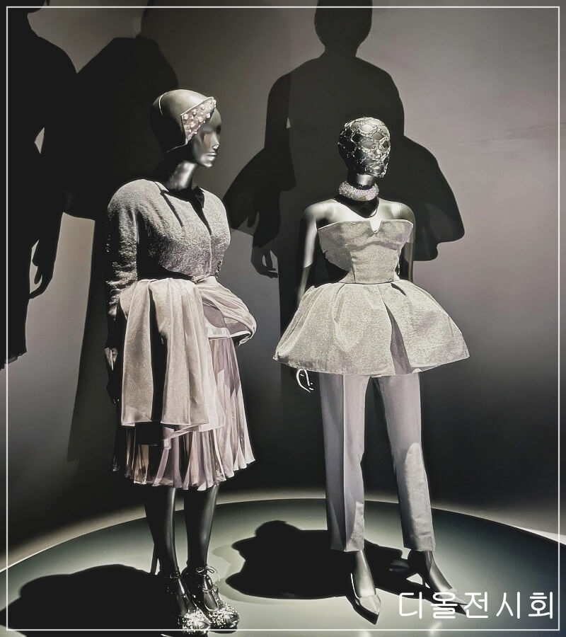 디올 전시 입장