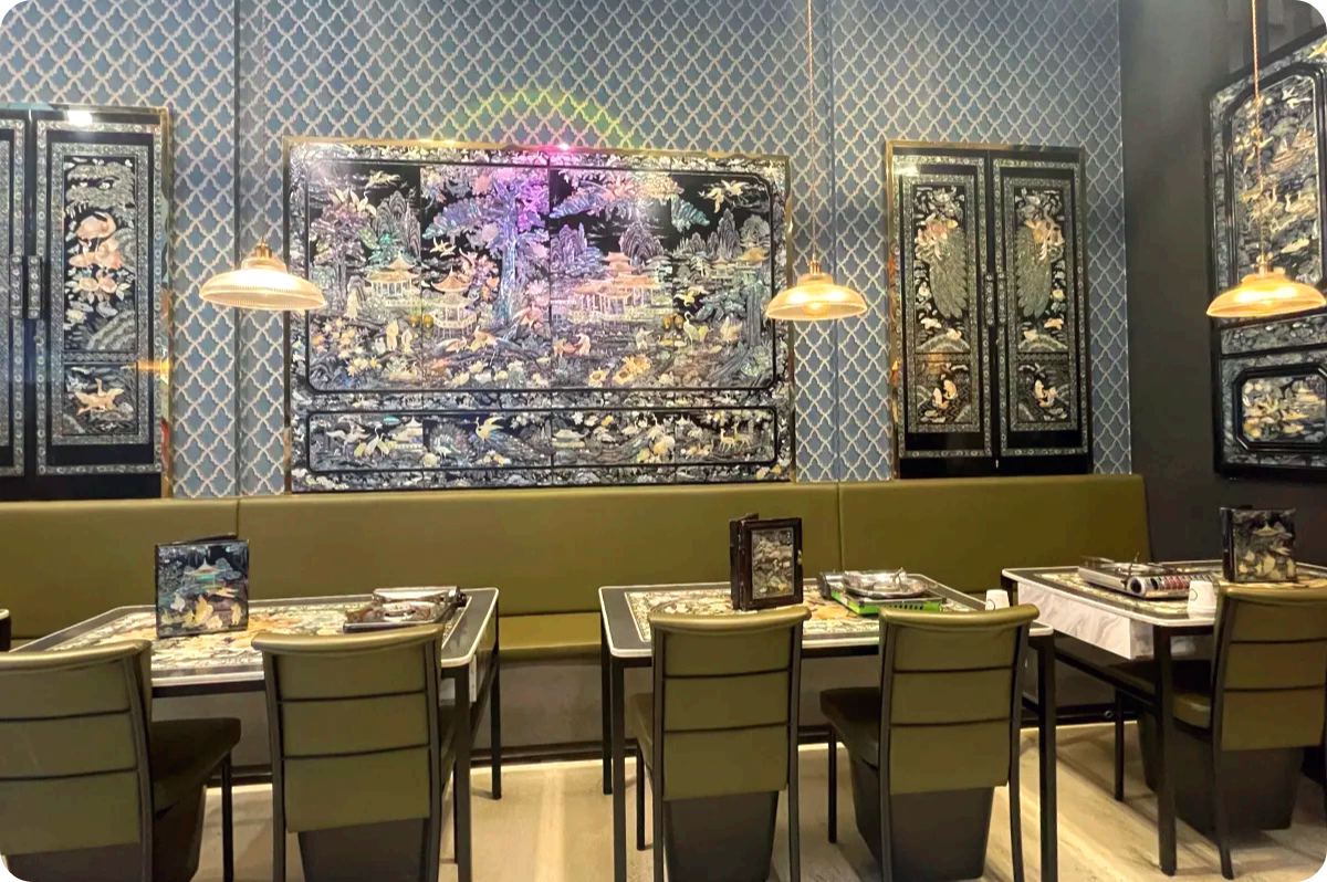 할미집-내부-번쩍이는-자개벽장과-자개식탁