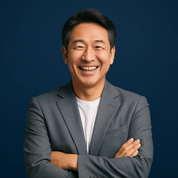 환하게 웃으며 팔짱을 낀 한국인 중년 남성의 모습, 채무 탕감 후 여유롭고 밝은 표정이 돋보이는 이미지