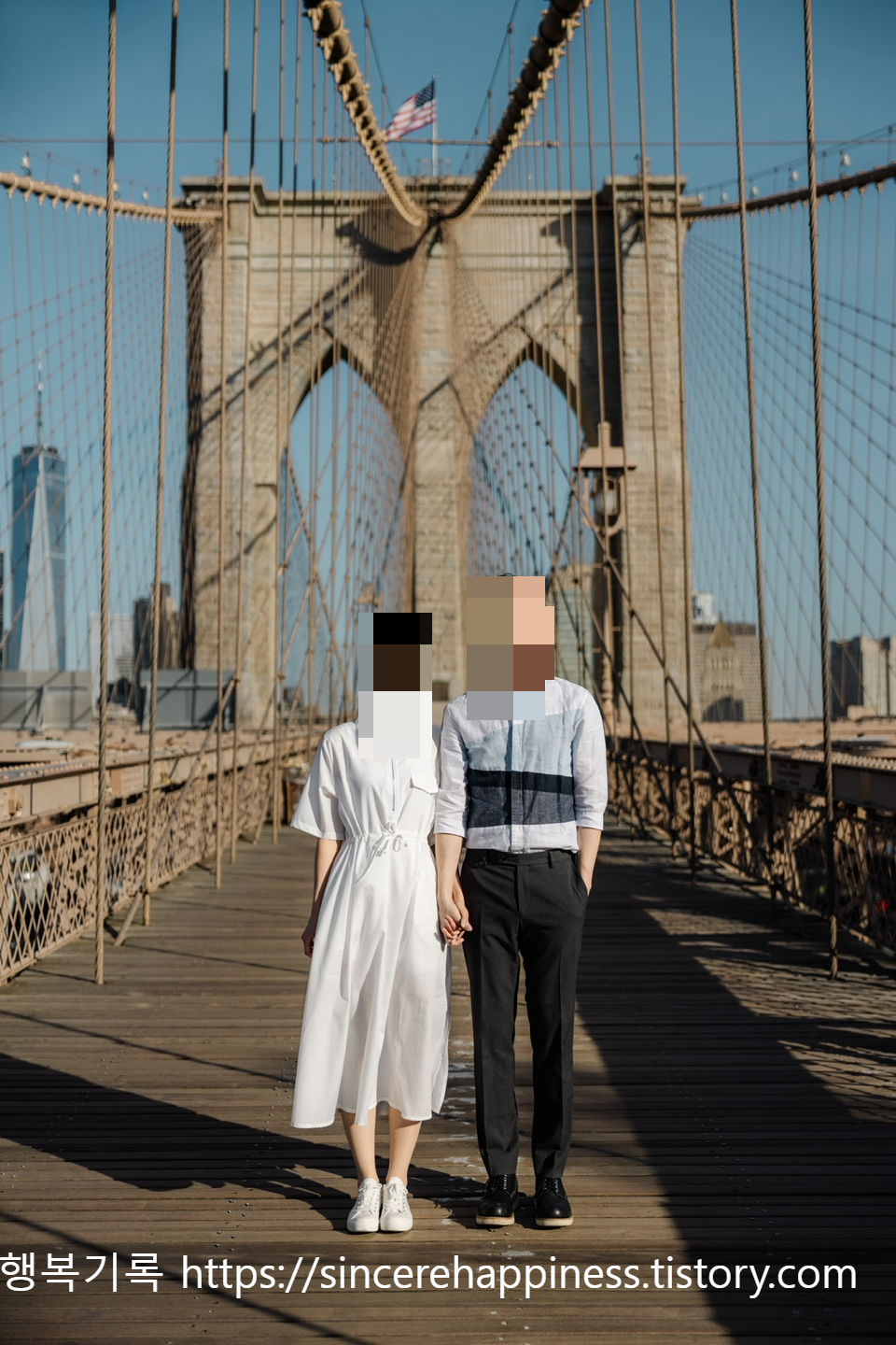 화이트 톤 옷차림으로 맞춘 커플의 브루클린 브릿지 스냅 촬영 뷰