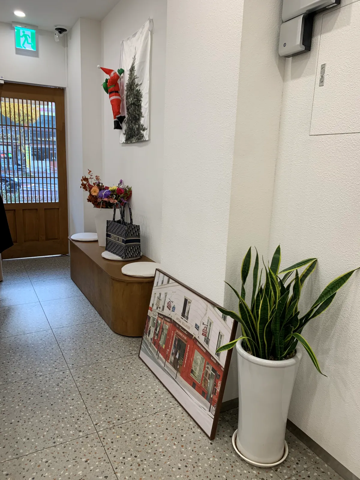 동네커피-주문후-대기하는테이블