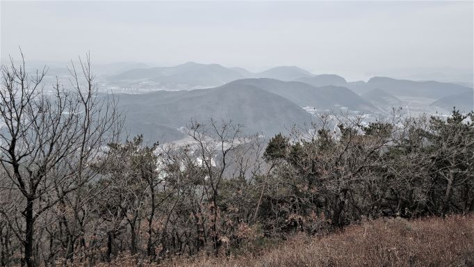 두(2)장의 작은 사진은 홍예문 위 성곽에서 내려다 본 흐릿한 조망,