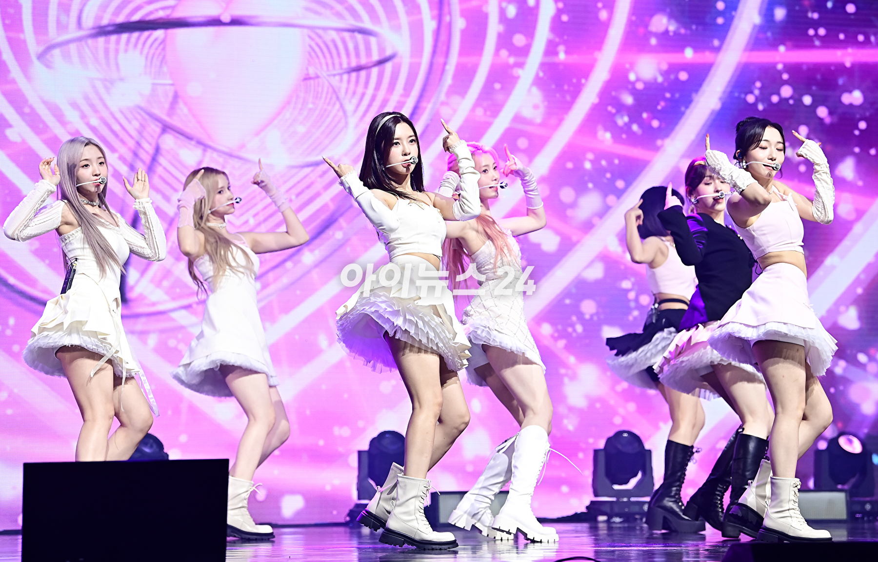 걸그룹 케플러(Kep1er)가 25일 오후 서울 광진구 예스24 라이브홀에서 열린 다섯 번째 미니앨범 'Magic Hour' 쇼케이스에서 무대를 선보이고 있다. [사진=곽영래 기자]