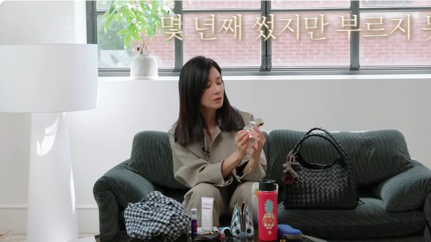 Lee Bo-young holding her Aqua Universalis perfume bottle in the VOGUE KOREA bag video