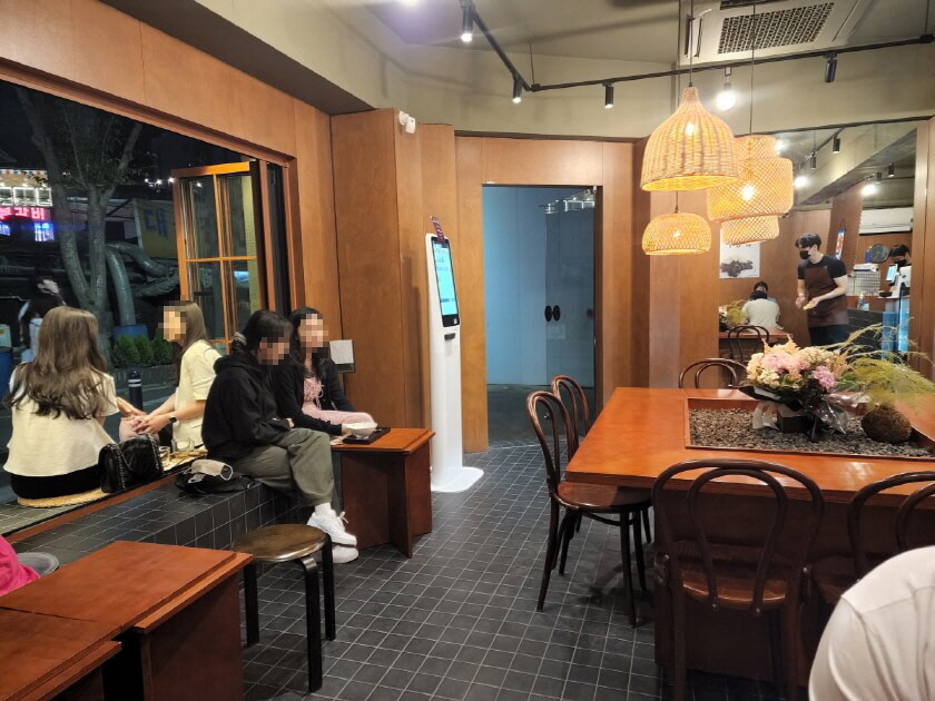 동빙고 내부 다른 측면에서 촬영한 사진. 바닥은 검은 타일로 되어 있다.