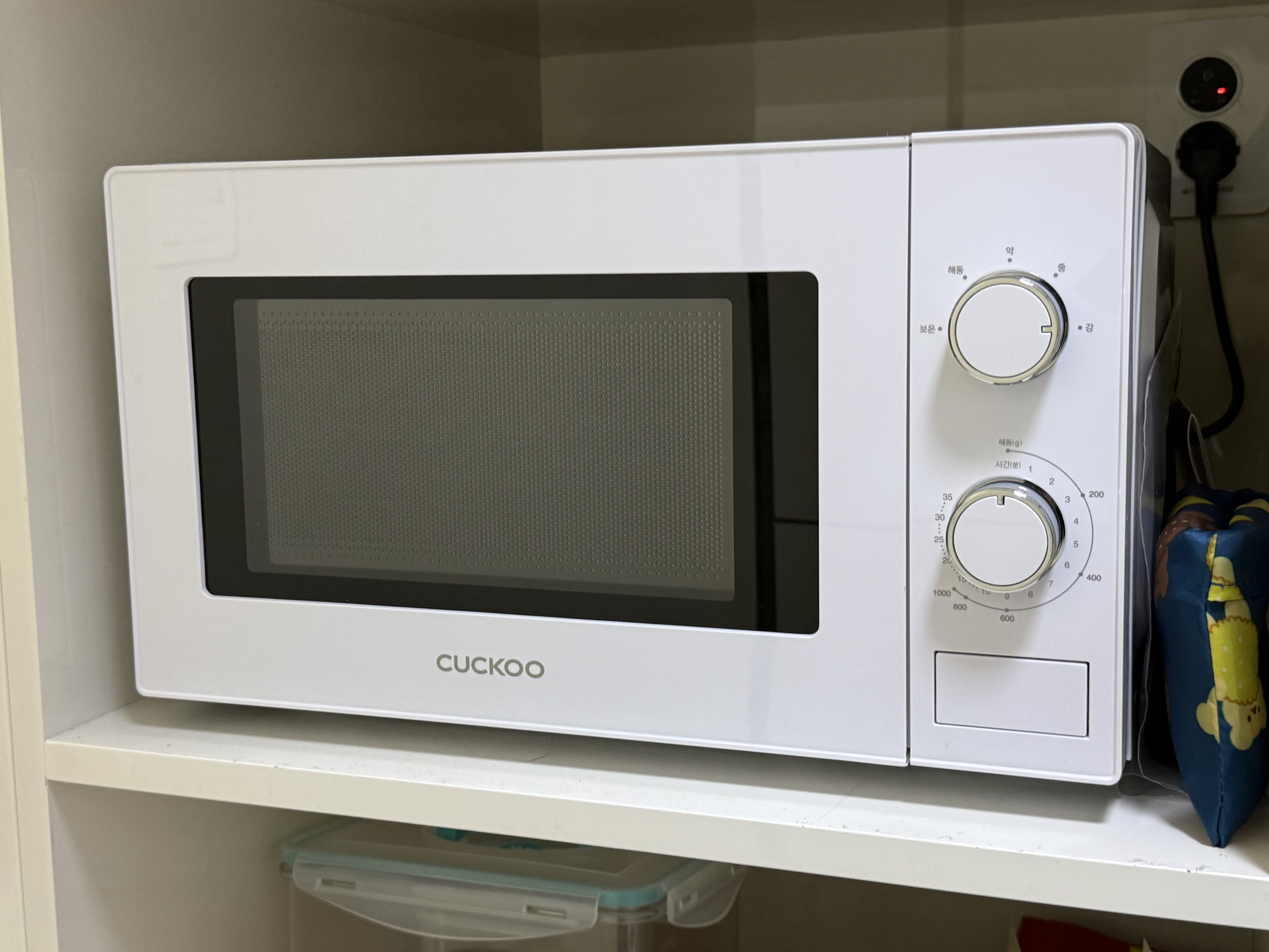 원룸 주방에 배치된 쿠쿠 20L 전자레인지 실사용 모습